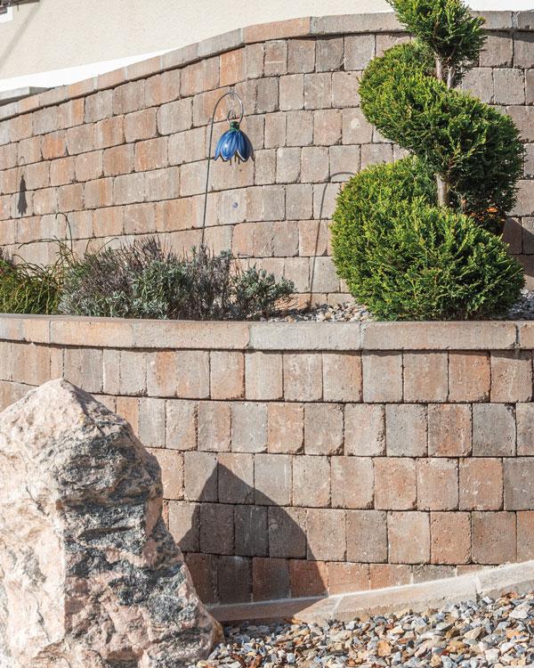Mauer mit Granat Multisystem Mauerstein im Farbton muschelkalk