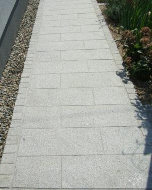 Granit Bodenplatten im Farbton grau